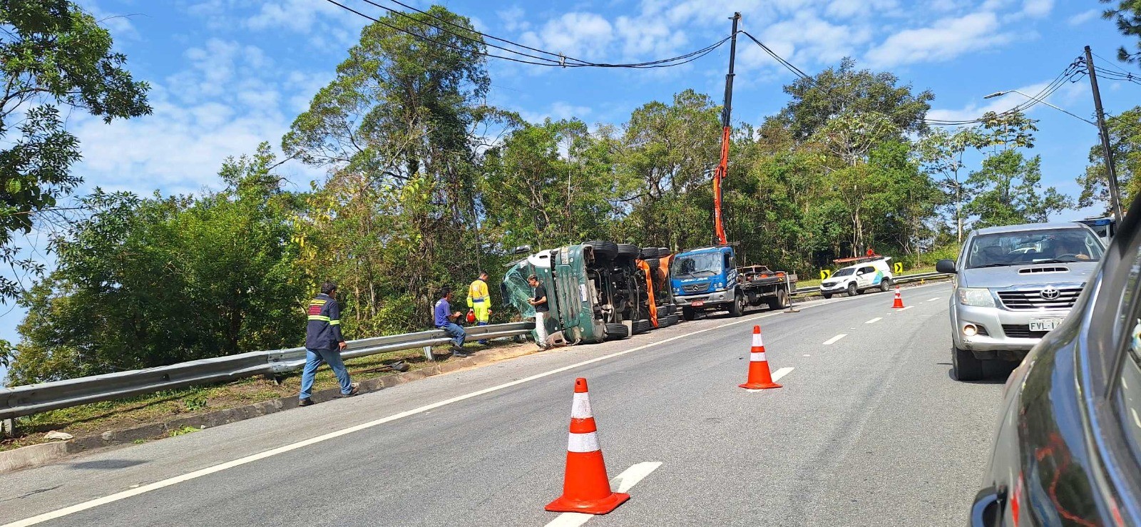 Carreta com carga de cimento tomba na Serra Antiga da rodovia dos Tamoios