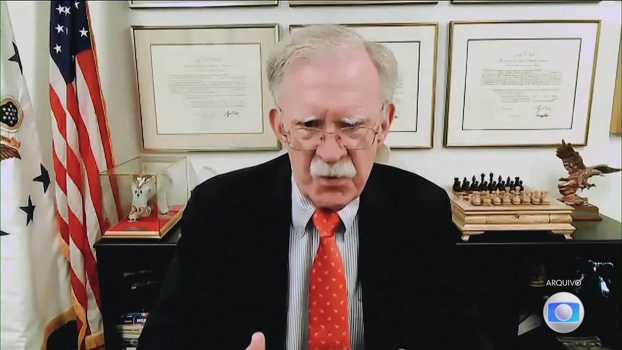 Ex-assessor de Trump deve fazer acordo e se declarar culpado em caso de documentos 