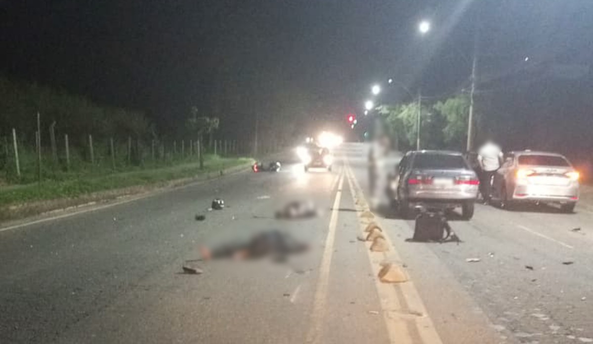 Homem e mulher ficam gravemente feridos em acidente entre carro e moto em Volta Redonda
