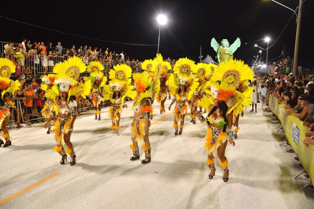 Escolas de samba de Campo Grande encerram temporada de 2025 com homenagens às mães, a cultura afrodescente e aos povos originários