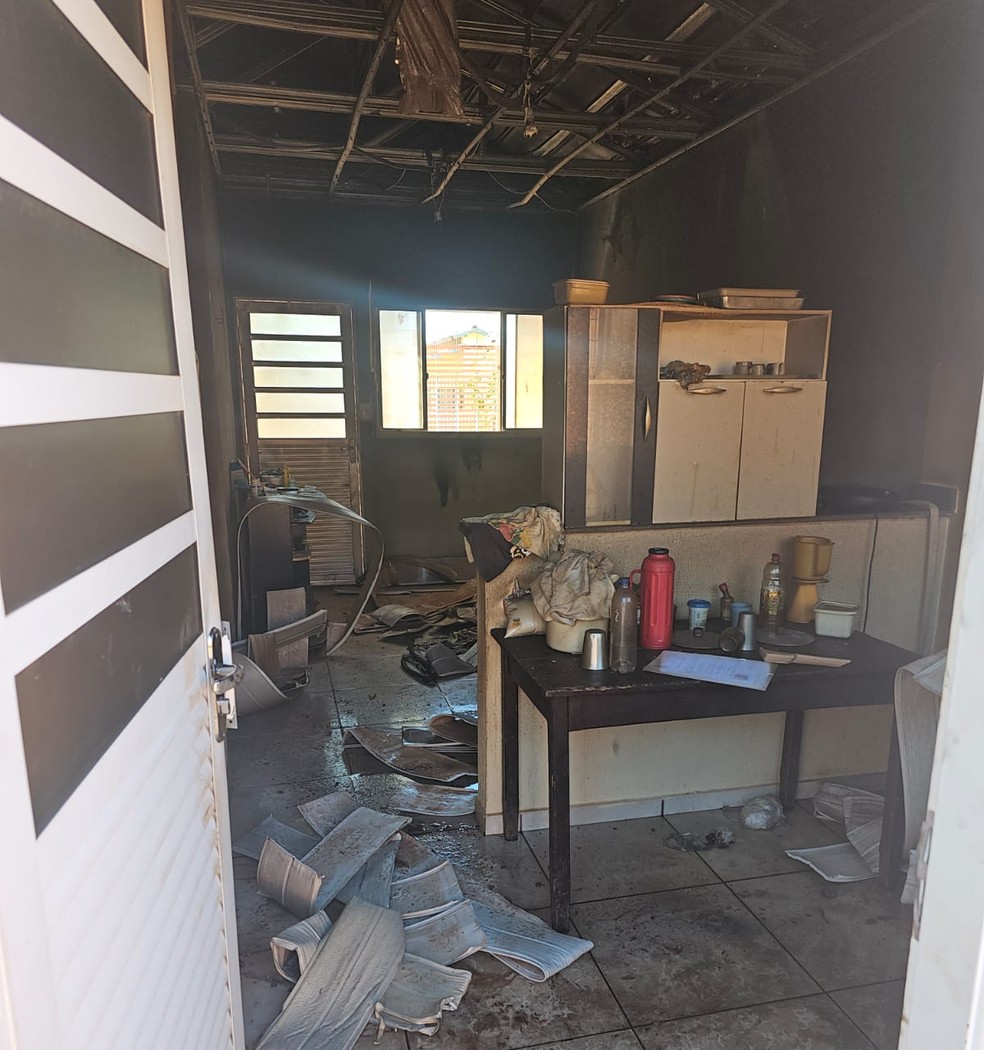 Parte da casa foi destrudas pelas chamas  Foto: Divulgao