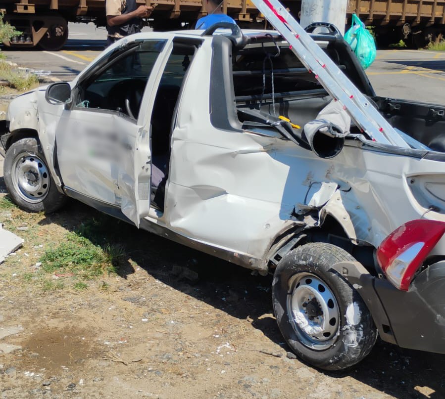 Carro é atingido por trem em Barra Mansa