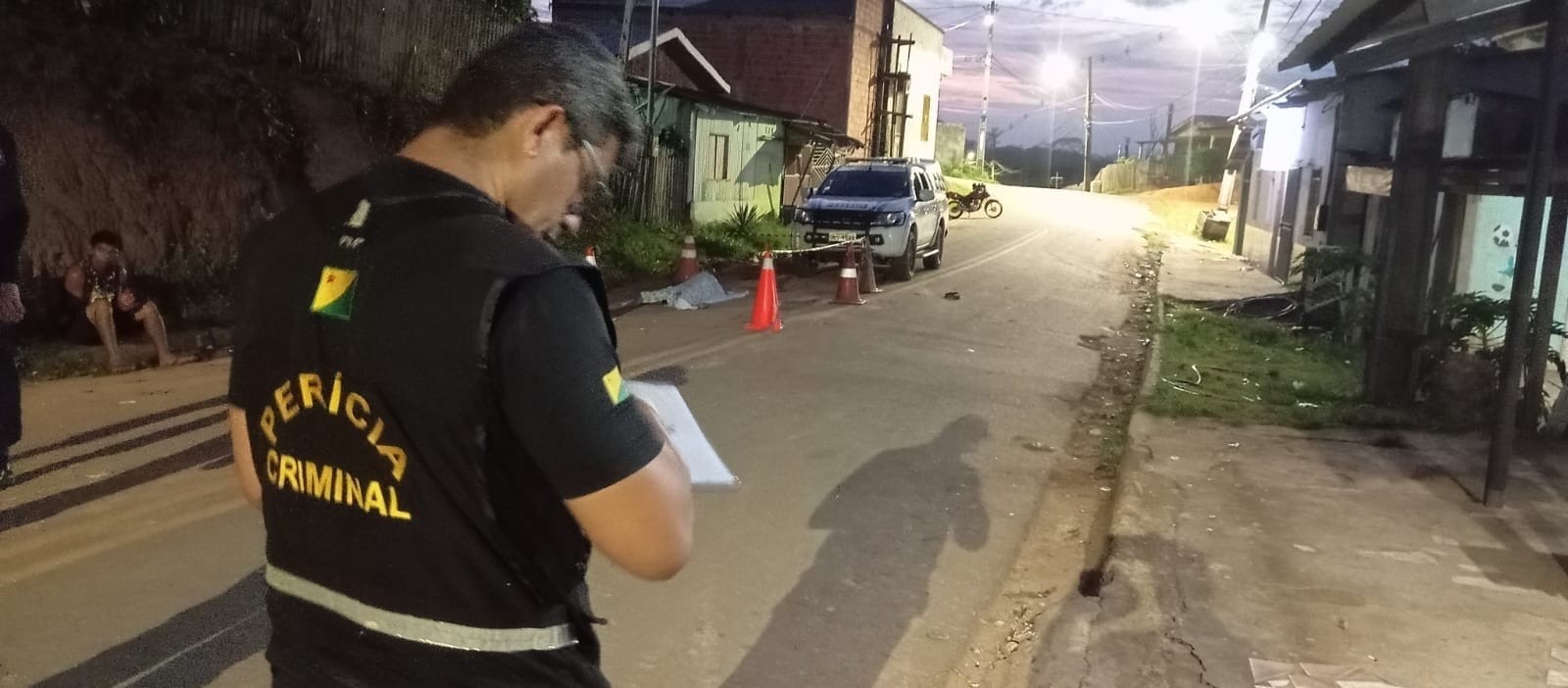 Homem é morto e outro fica ferido após serem atingidos por tiros em frente a bar no interior do Acre
