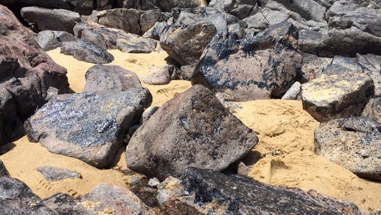 Cinco meses após primeira aparição, fragmentos de óleo ainda são encontrados em praias de Pernambuco