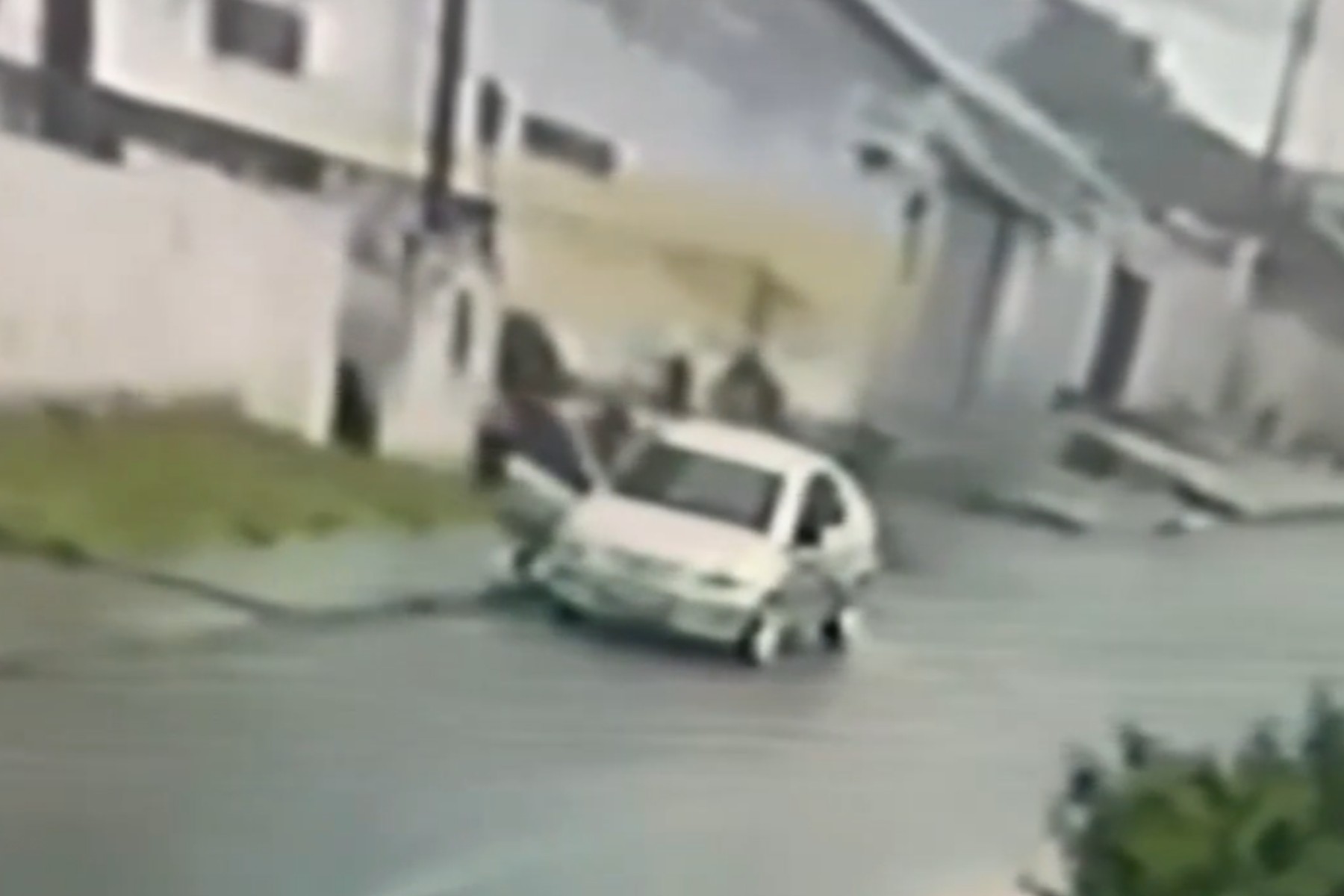 Mulher é morta a facadas dentro de carro após chegar em casa na Grande Curitiba; suspeito é procurado pela polícia