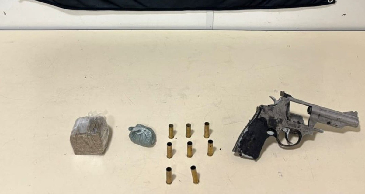 Homem joga revólver em churrasqueira e arma dispara sozinha após munição 'cozinhar' em bar de Blumenau