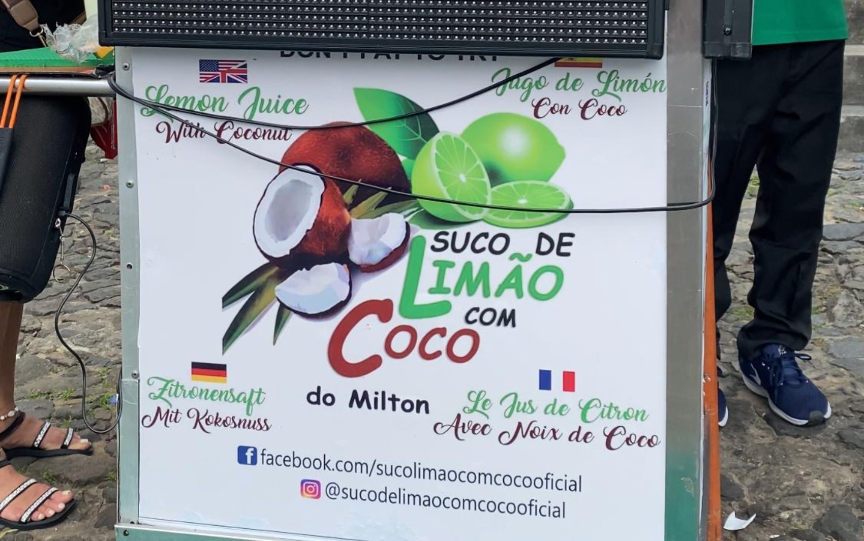 Ambulante Que Vende Supo de Limão com Coco Em Salvador Guarda Receita Secreta E Já Comprou Mil Frutas Em uma Semana