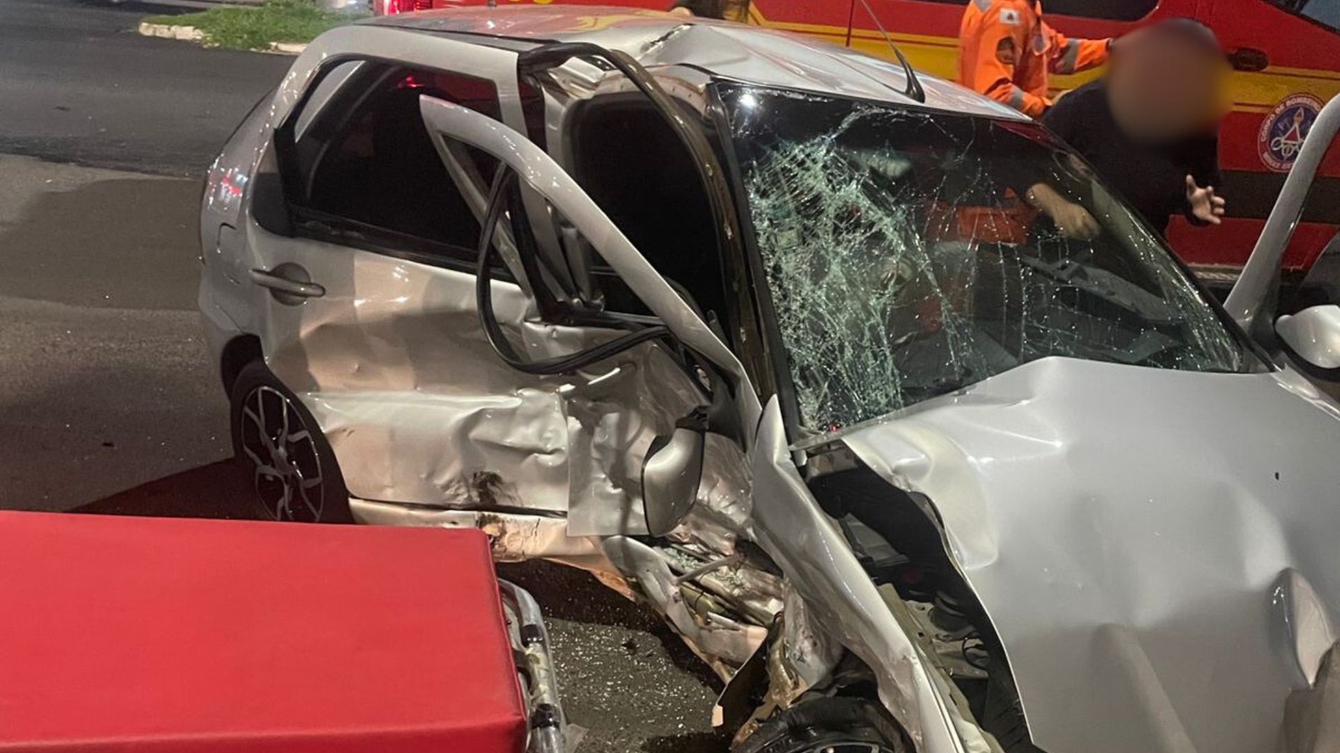 Motorista sofre traumatismo craniano em batida entre carros na Avenida João Naves, em Uberlândia