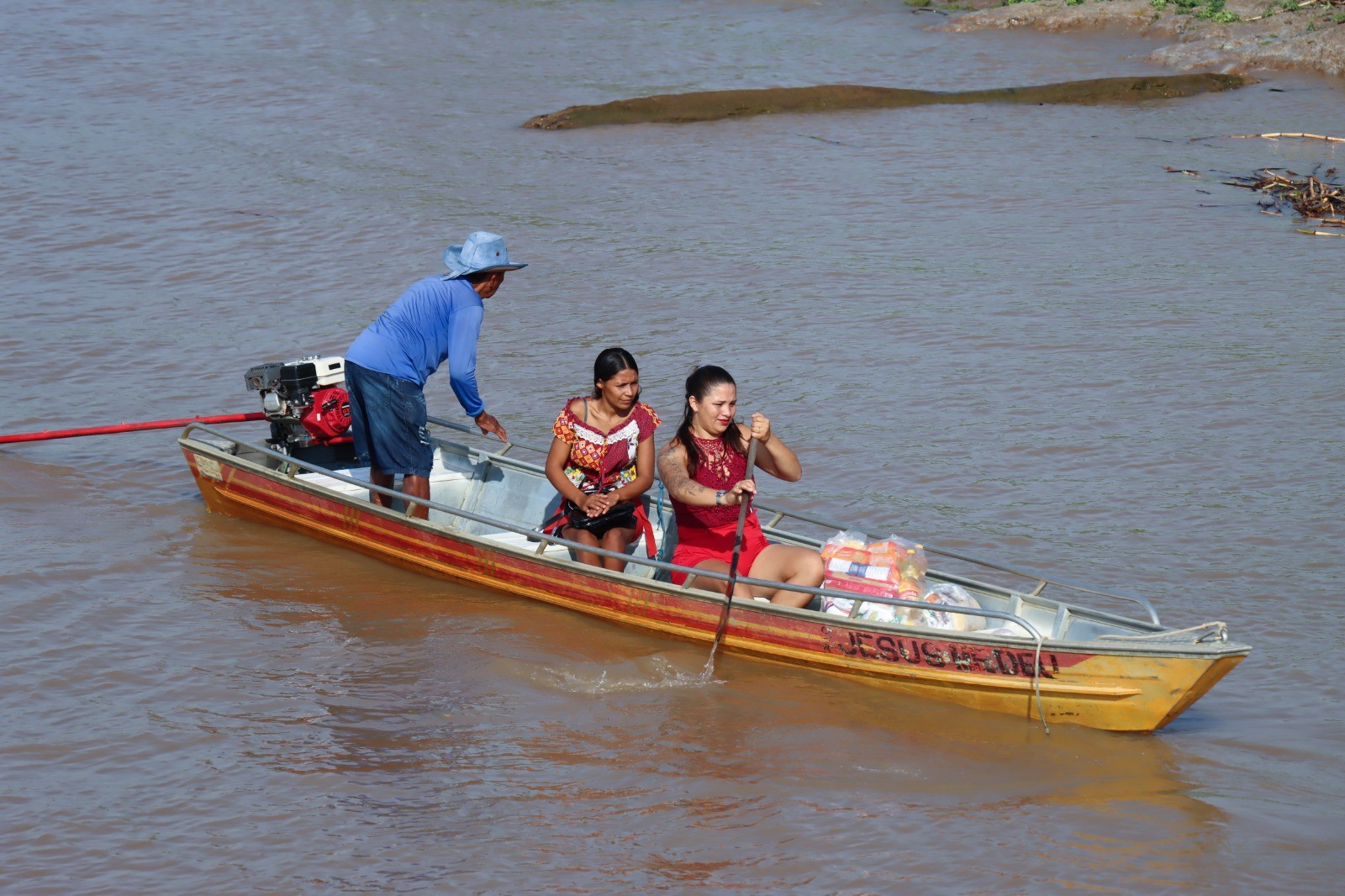 Ajuda humanitária do Governo Federal chega para ribeirinhos afetados por inundação em Óbidos