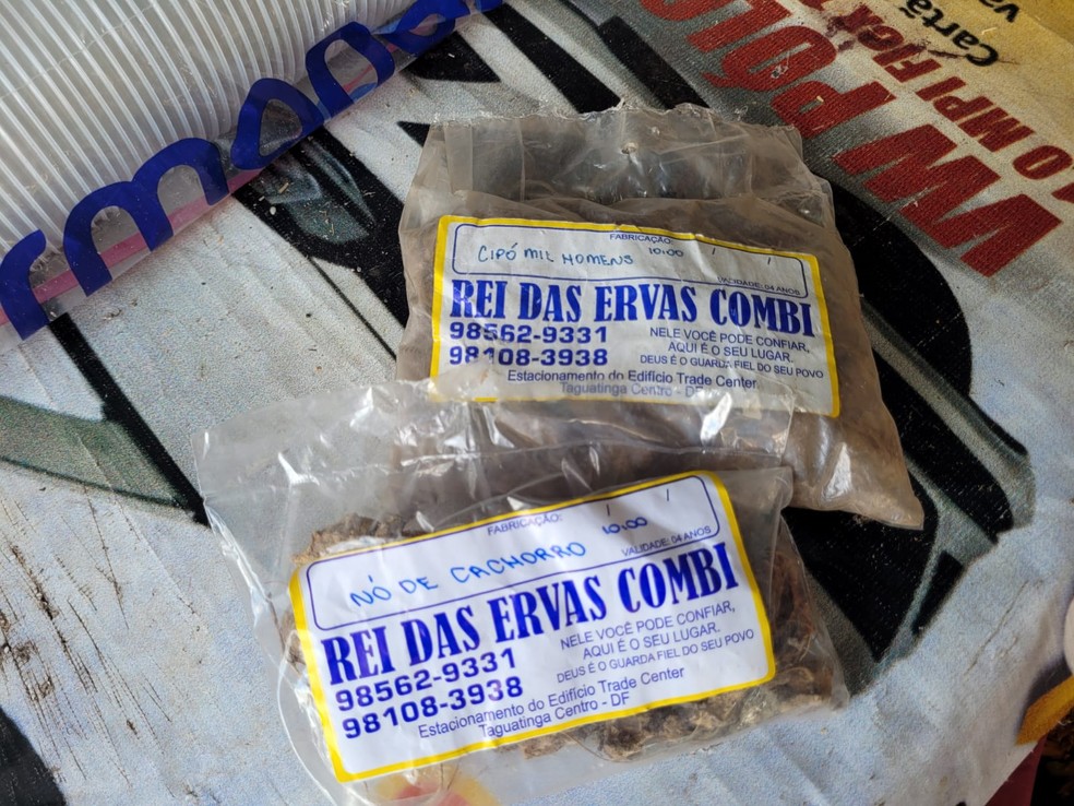 Dois produtos curiosos do Rei das Ervas. — Foto: Fernanda Bastos/g1