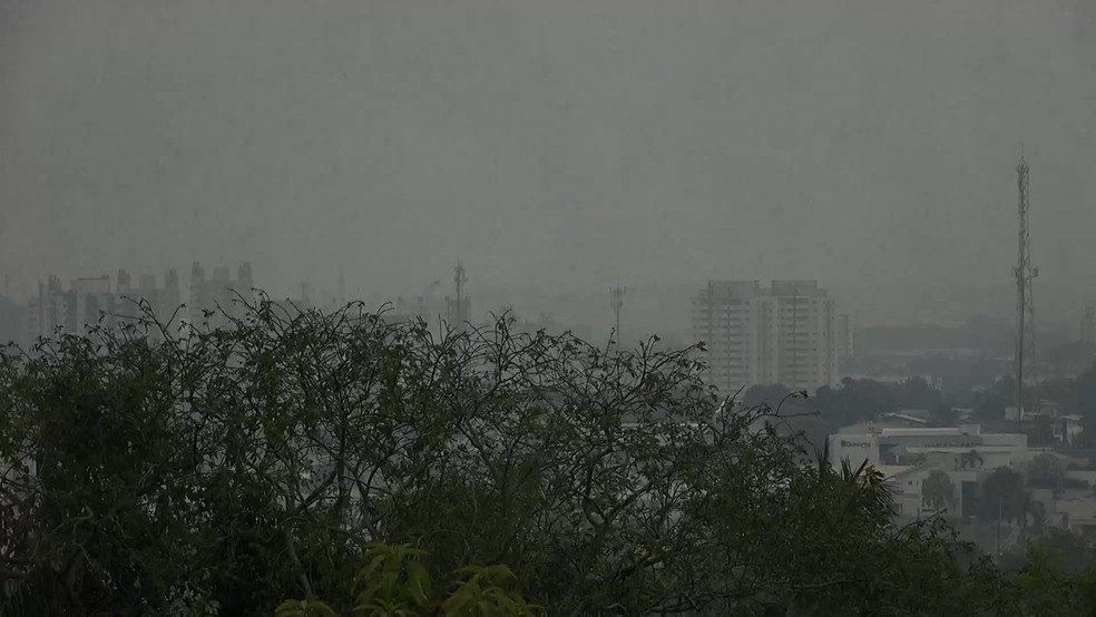 Onda de fumaça encobre Manaus na tarde desta segunda-feira. — Foto: Reprodução/Rede Amazônica