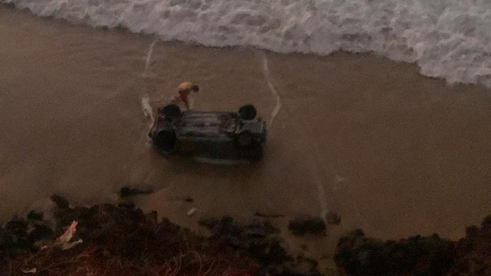 Carro caiu de falésia na praia de Pipa, no RN — Foto: Corpo de Bombeiros/Cedida