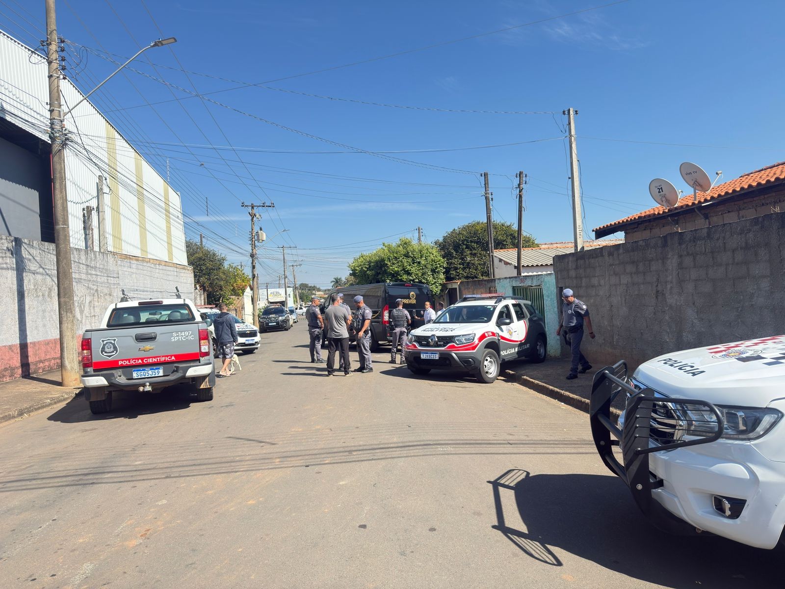 Tio é morto a tiros pelo sobrinho após ameaça com enxadão no interior de SP