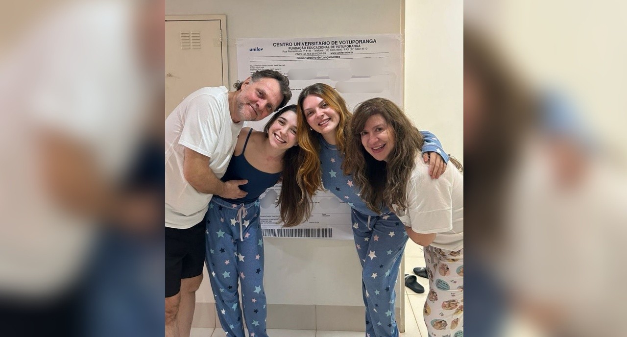 Pai viraliza ao pagar 72º e último boleto da faculdade de medicina da filha ao som do 'Tema da Vitória': 'Sensação de dever cumprido'