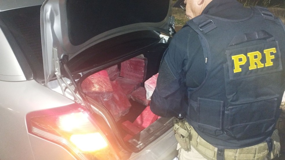 PRF apreende mais de 200 kg de maconha após perseguição em Ourinhos — Foto: Polícia Rodoviária Federal/reprodução