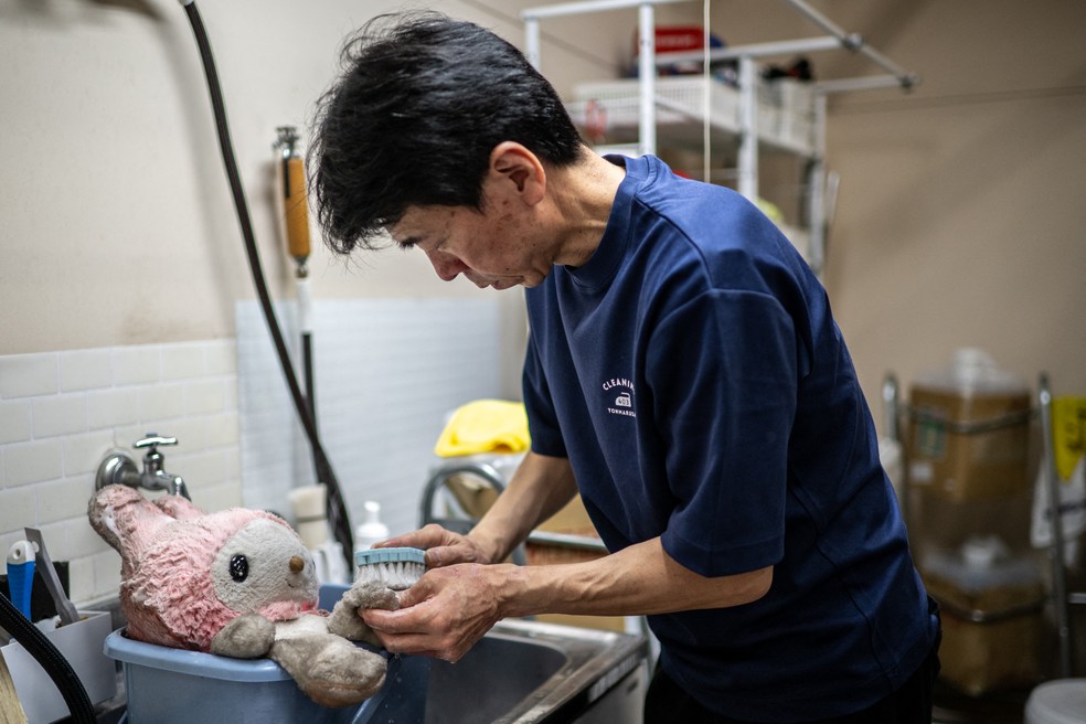 Empresa de limpeza viraliza no Japão por serviço de 'spa para pelúcias' — Foto: PHILIP FONG / AFP