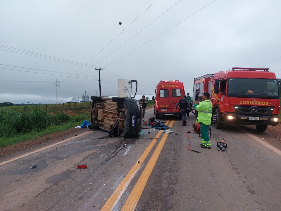 Na ambulância, estavam quatro ocupantes, enquanto no caminhão de lixo estava apenas o condutor. — Foto: Corpo de Bombeiros de Mato Grosso