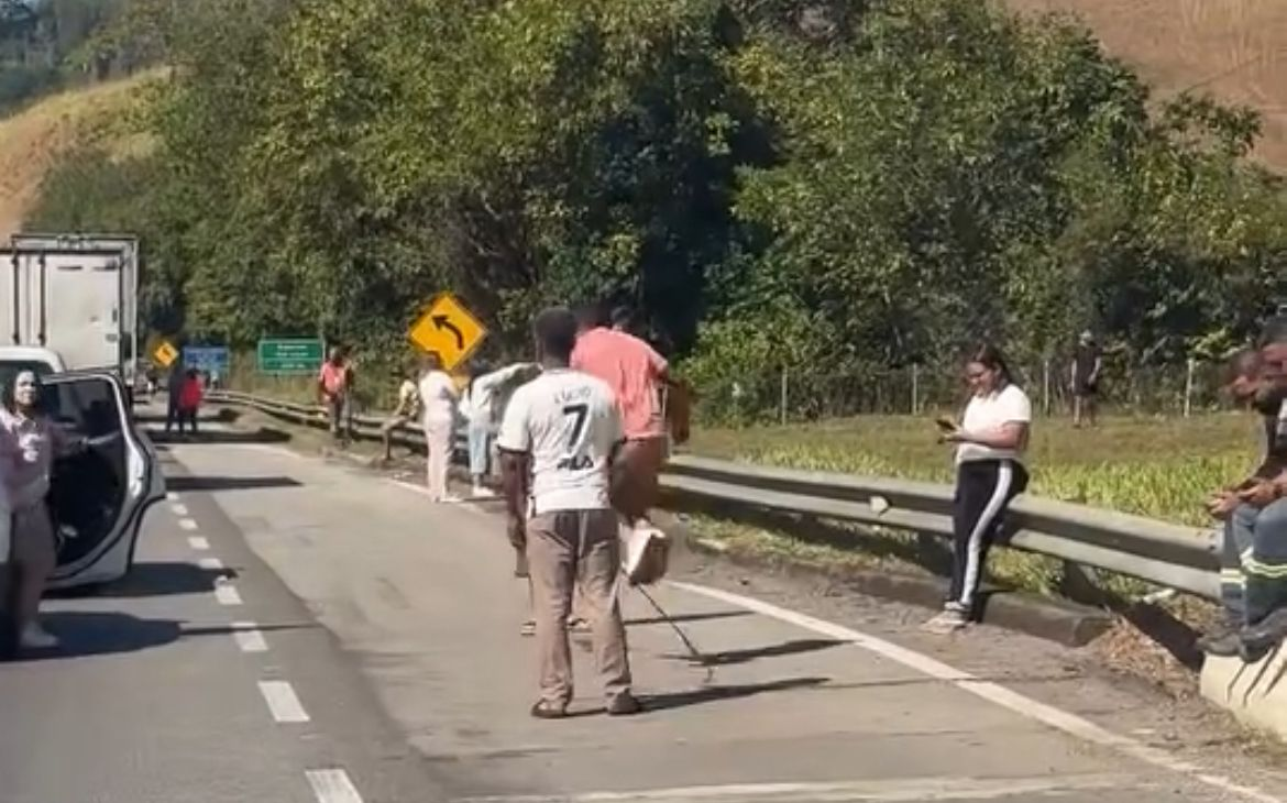 VÍDEO: Pessoas pulam corda durante engarrafamento de 12 horas na Via Dutra, no RJ 