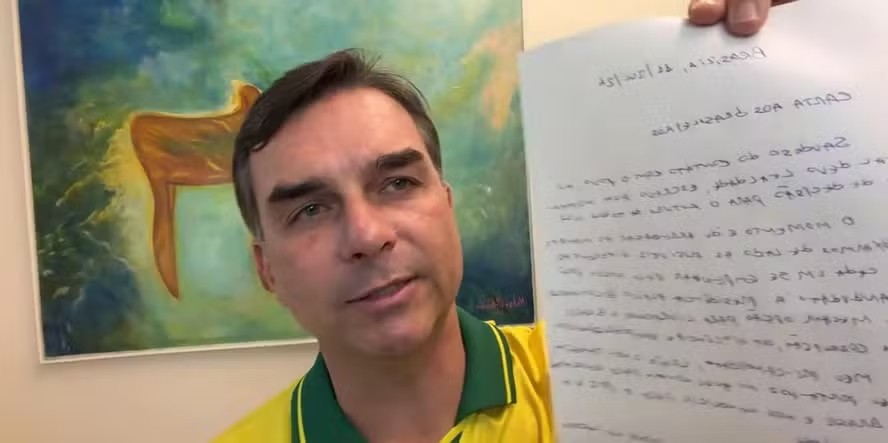 OAB pede a Moraes para liberar 'comunicação pessoal e reservada' entre Flávio e Jair Bolsonaro após suspensão de visitas