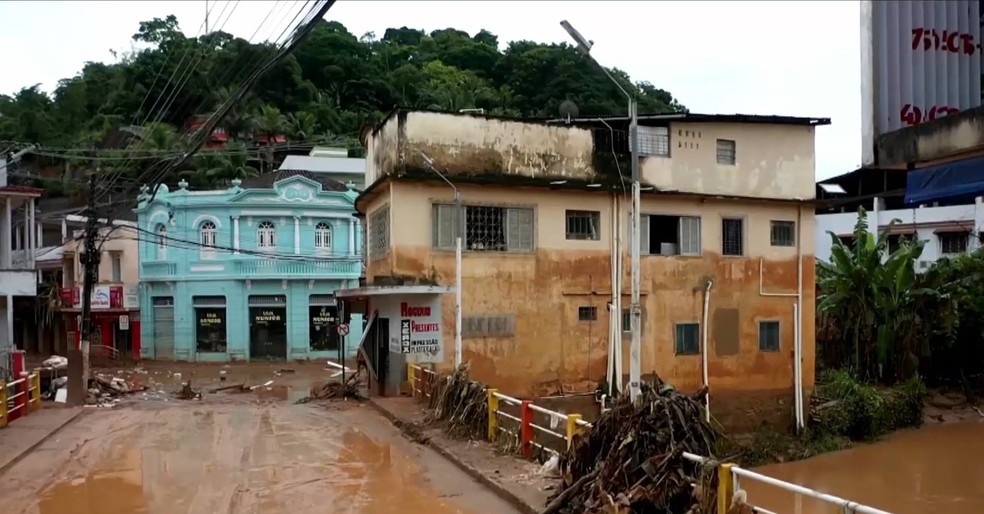 Água alcançou segundo andar de casa ao lado de rio em Mimoso do Sul, no Espírito Santo — Foto: Reprodução/TV Gazeta