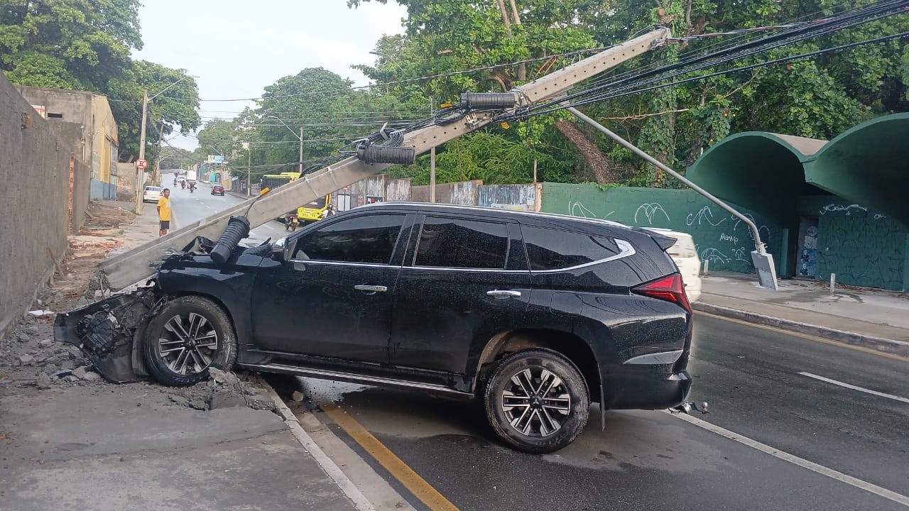 Carro derruba poste durante chuva na Avenida João Pessoa, em São Luís; motorista foi socorrido