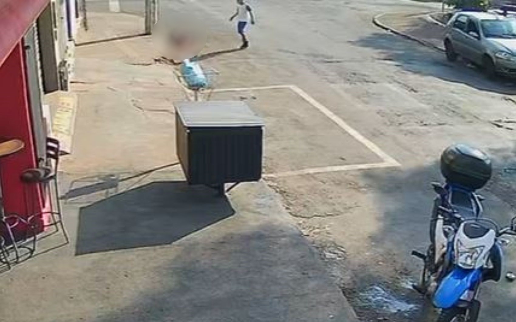 Menino que morreu após levar choque ao encostar em fio em poste foi socorrido por bombeiro de folga