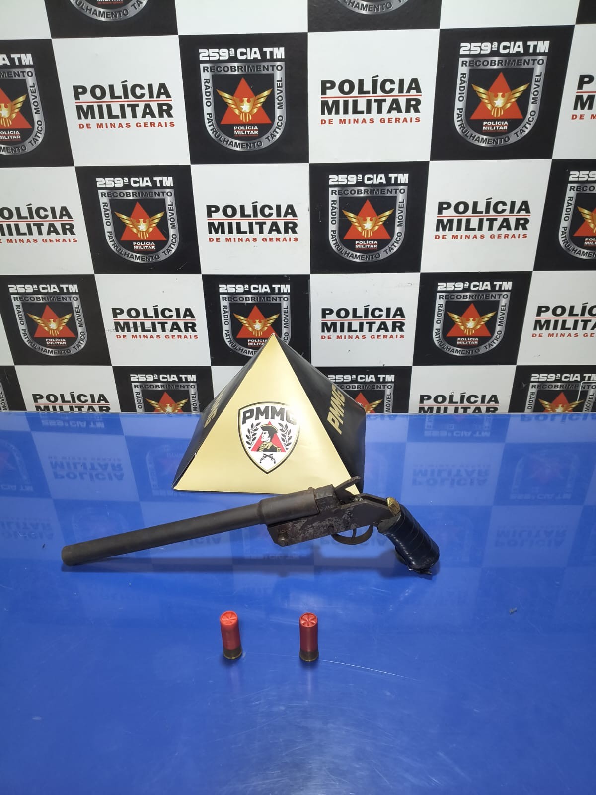 Motorista é preso com arma de fabricação artesanal e carro com sinais de adulteração em Buritizeiro