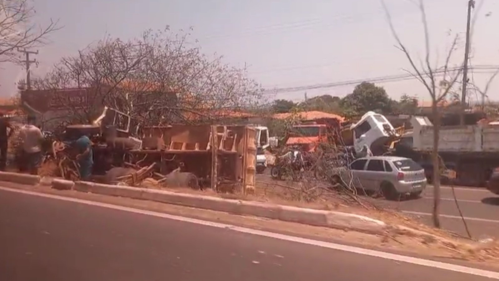 Caminhão caçamba tomba na BR-316 em Teresina 