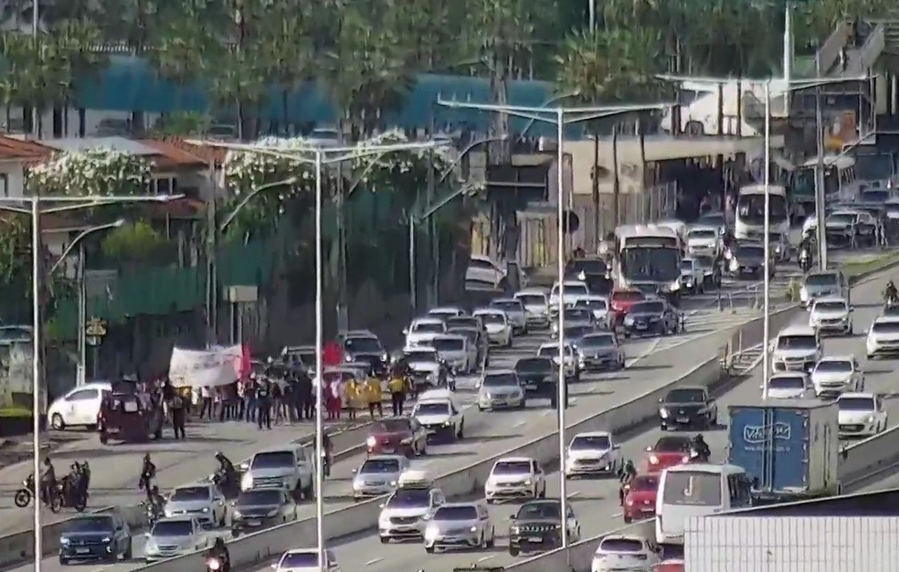 Servidores da UFRN em greve fecham marginal da BR-101 em Natal — Foto: Reprodução/Inter TV Cabugi