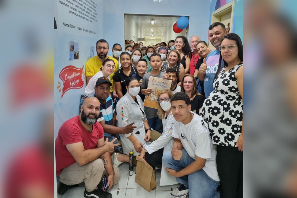 Familiares de Lucas e equipe do hospital participaram da celebração simbólica do menino — Foto: Divulgação