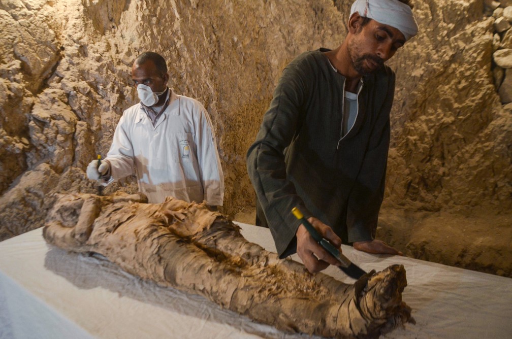 Arqueólogos descobrem múmia com língua de ouro no Egito