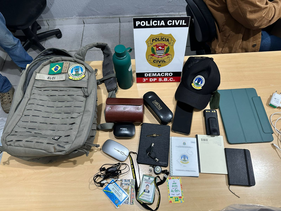 Documentos que estavam dentro do carro foram recuperados pela polícia — Foto: Divulgação