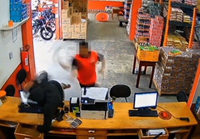 VÍDEO: Assalto frustrado em mercado termina com suspeito ferido por facão no Marajó