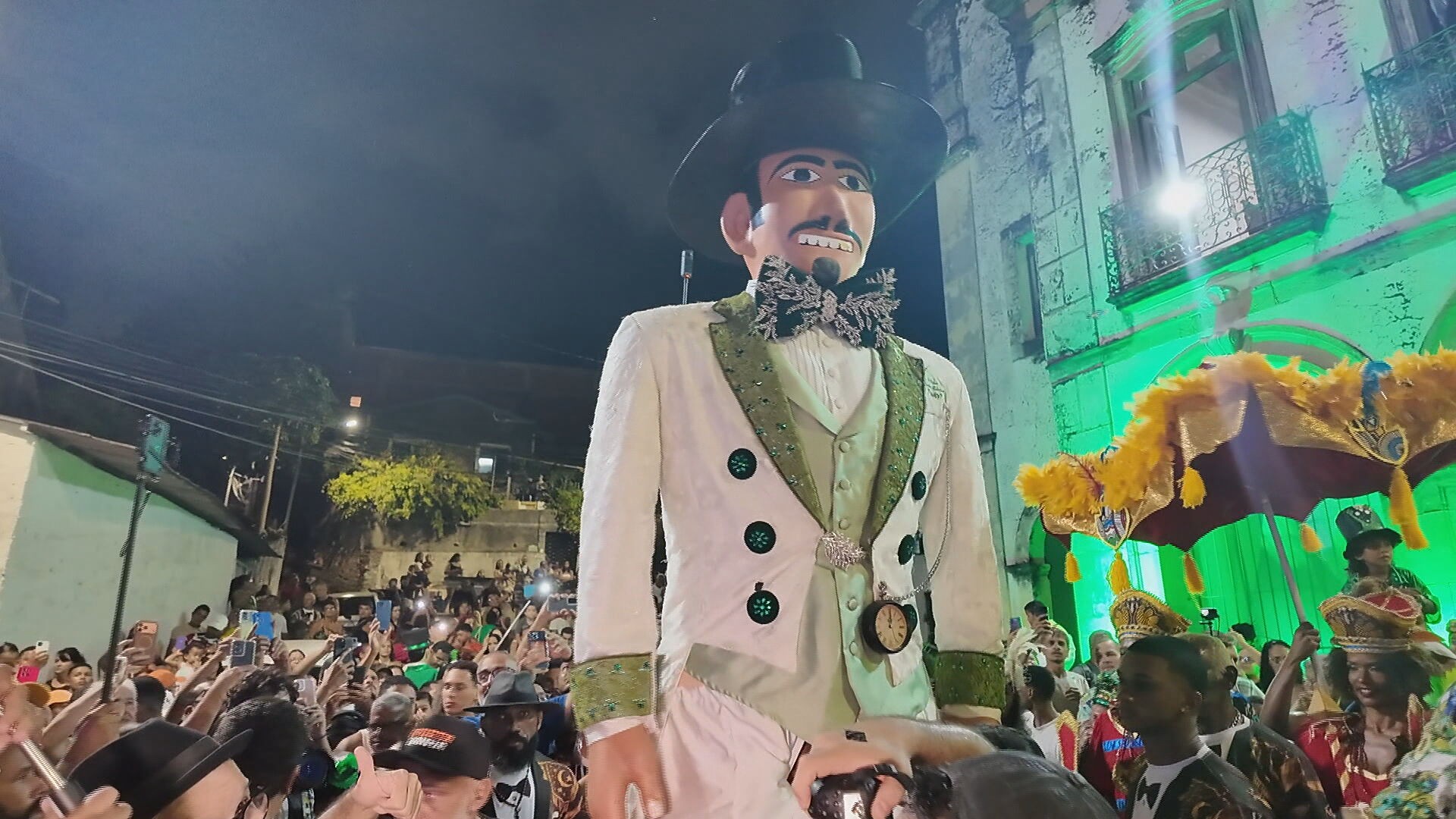 Celebrando 94 anos, Homem da Meia-Noite recebe roupa do desfile de 2026 em cortejo com nações de maracatu