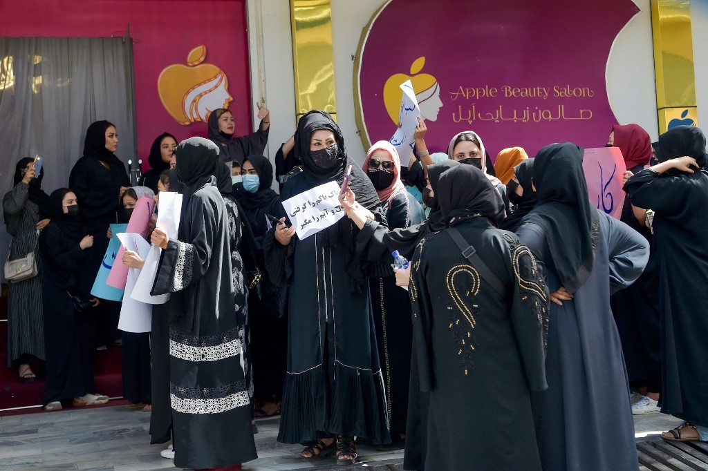 Afegãs protestam em Cabul contra o fechamento dos salões de beleza pelo ...
