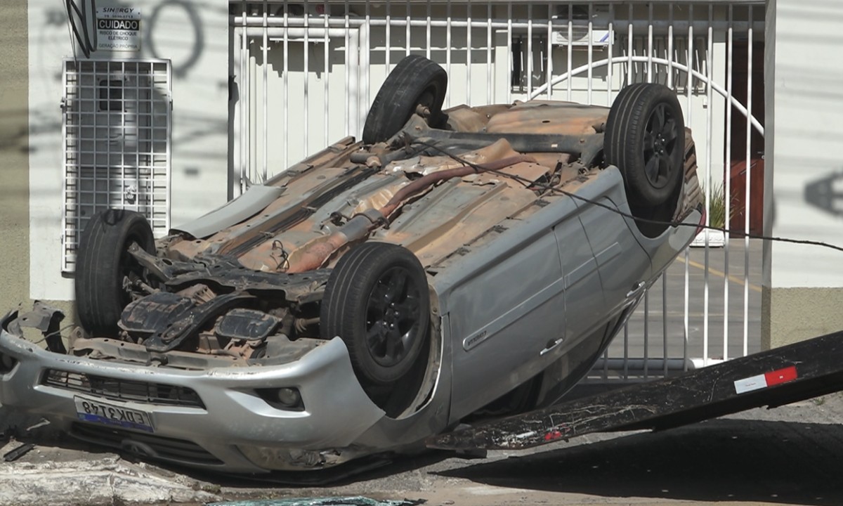Policial militar fica ferido após carro capotar em Feira de Santana
