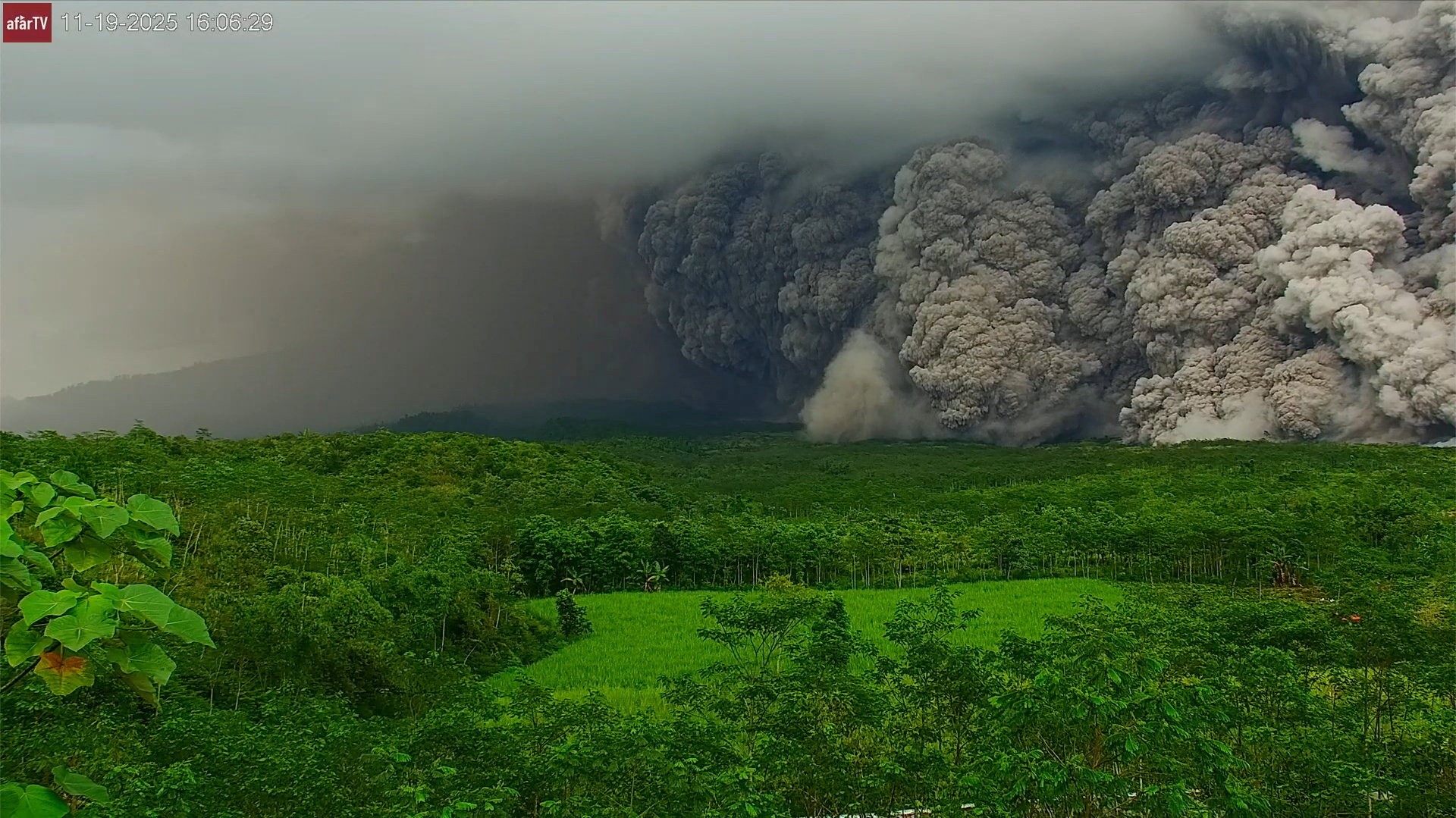 VÍDEO: Time-lapse mostra avanço de cinzas de vulcão perto de Bali, na Indonésia 