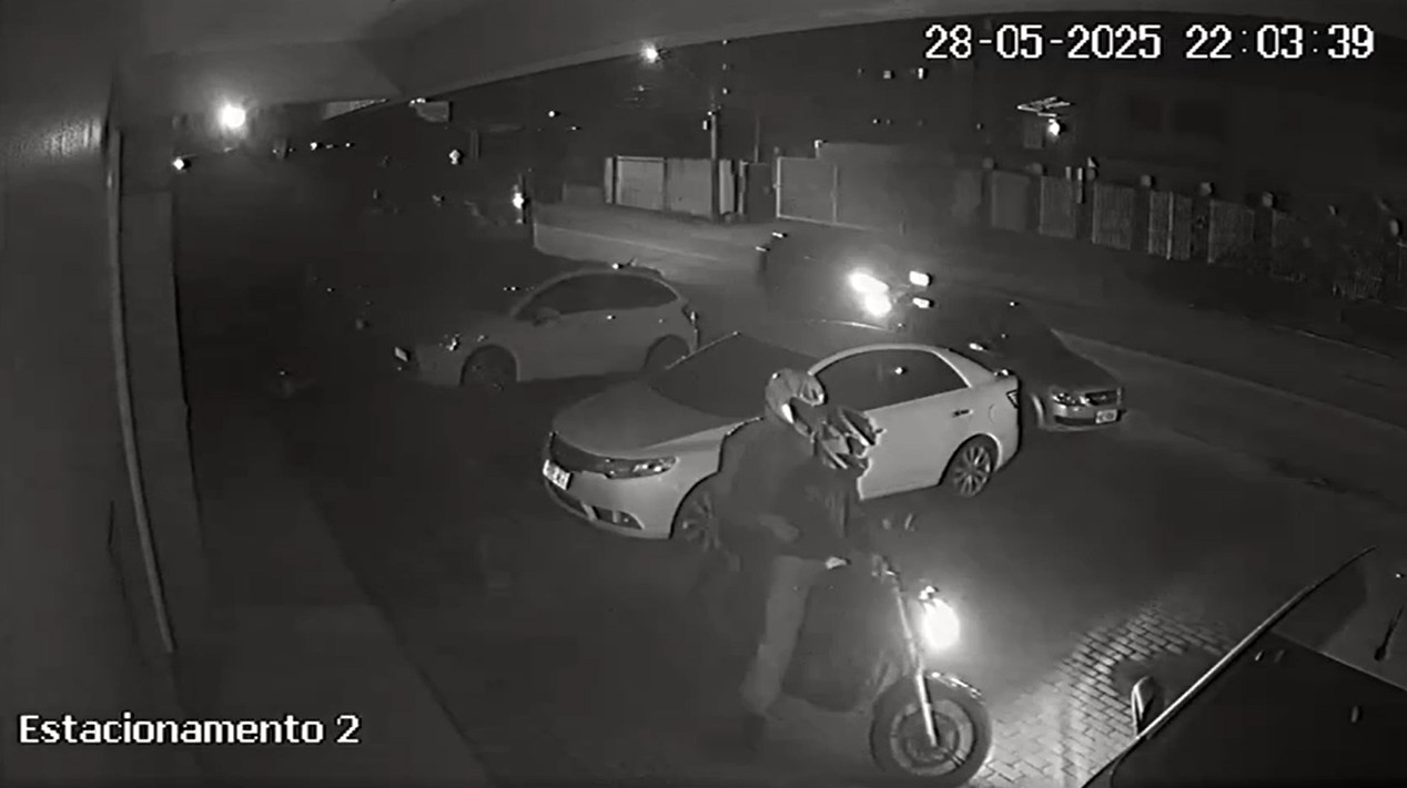 Vídeo mostra homens rasgando pneu do carro de cantora sertaneja que teve o cabelo cortado por criminosos em SC
