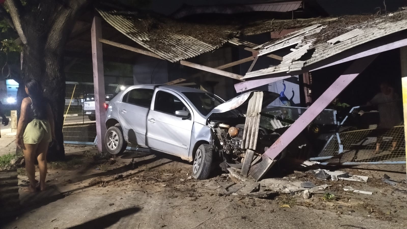 Carro invade floricultura após motorista perder controle em avenida de Manaus