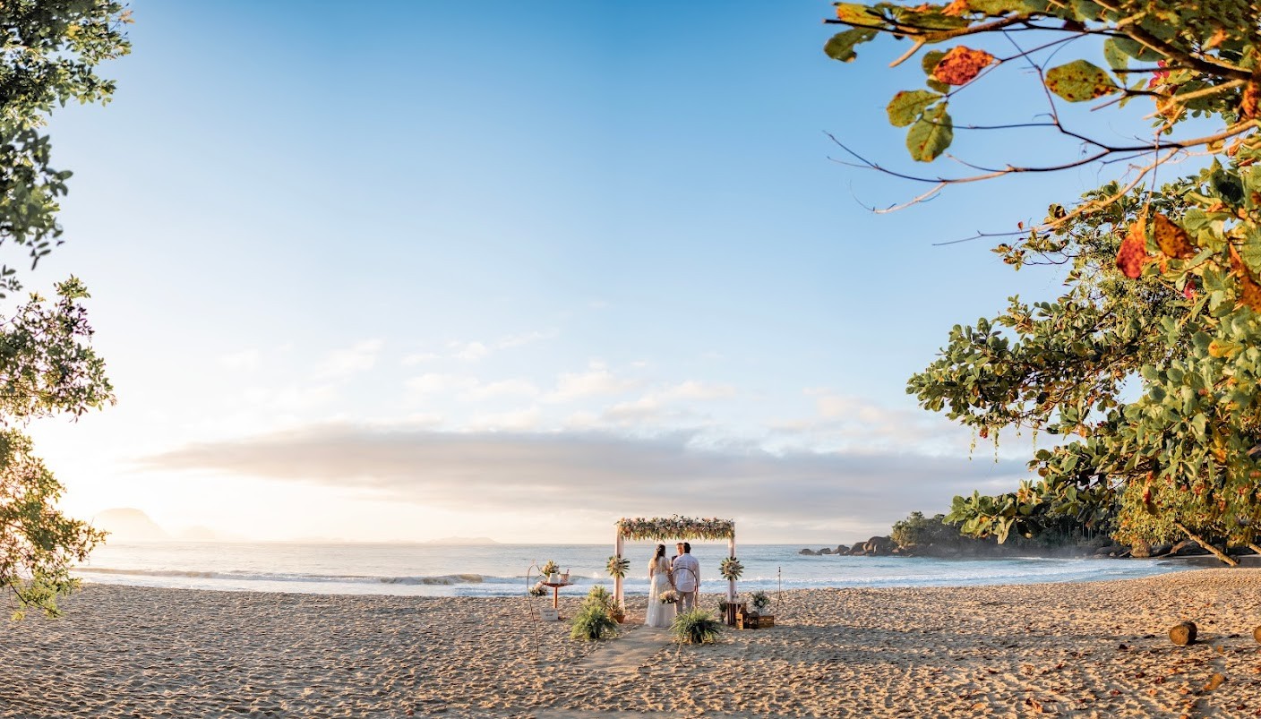 Casamento à beira-mar: Casais escolhem praias do Litoral Norte de SP para celebrar união