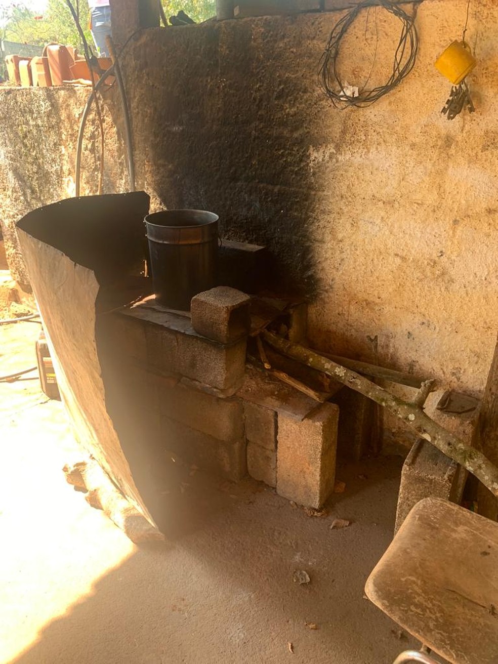 Fogão a lenha improvisado que idoso usava para cozinhar em Taubaté. — Foto: Divulgação/MPT