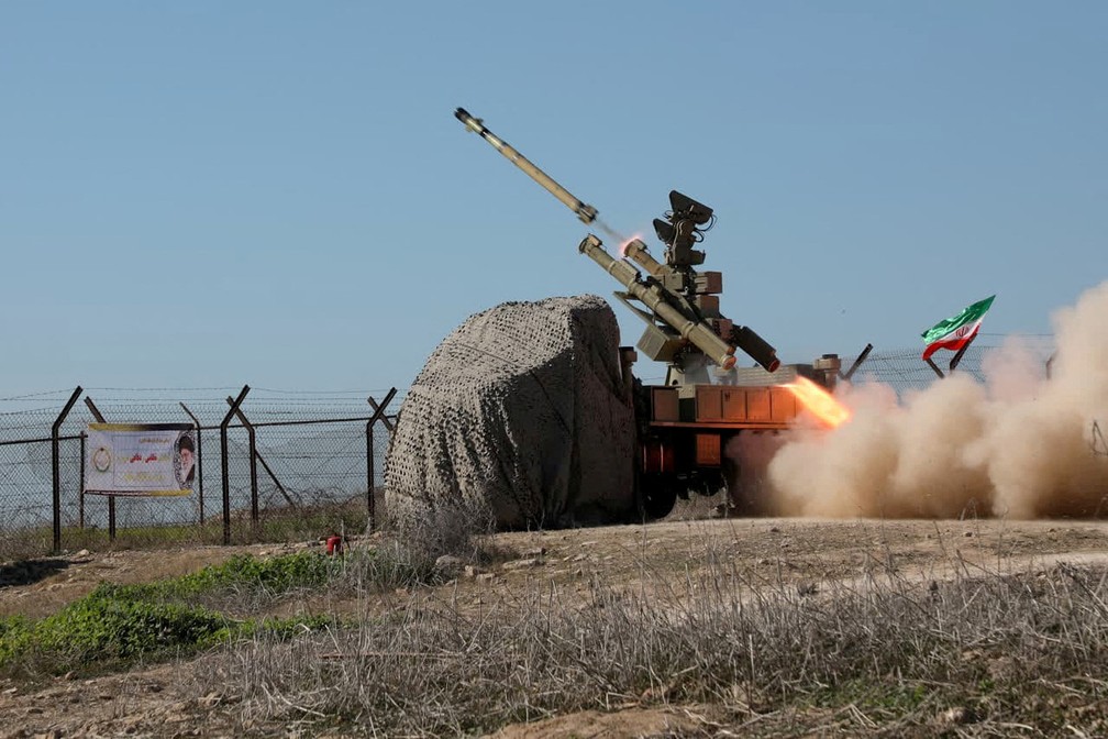 Mísseis são lançados durante exercícios militares do Irã, em 19 de janeiro de 2024. — Foto: WANA (West Asia News Agency) via Reuters