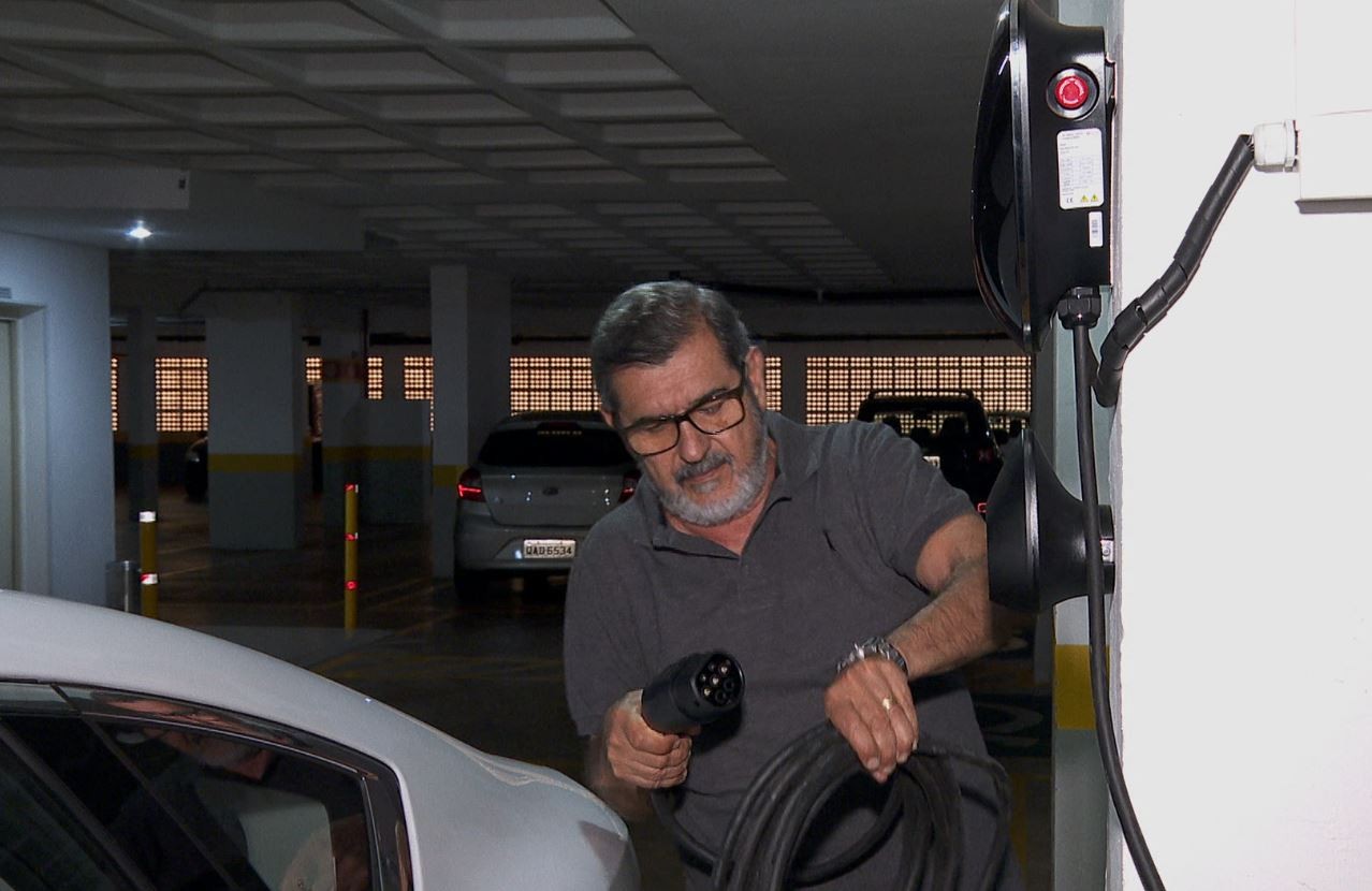 Condomínio não pode proibir morador de instalar carregador para carro elétrico; entenda