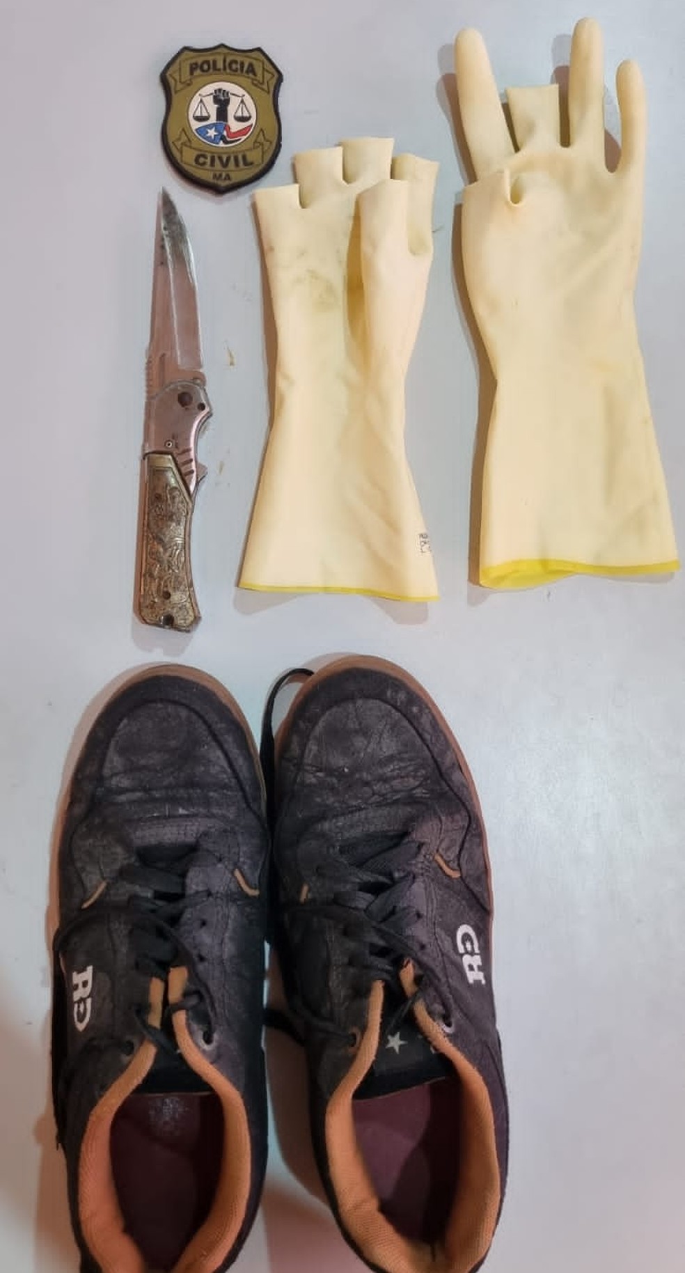 Polícia apreendeu luva e canivete usados para assassinar o morador de rua — Foto: Divulgação/Polícia Civil