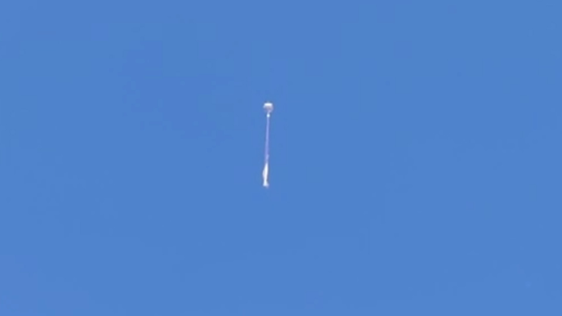 Balão cai e atinge telhado de casa na Zona Sul de São José dos Campos, SP