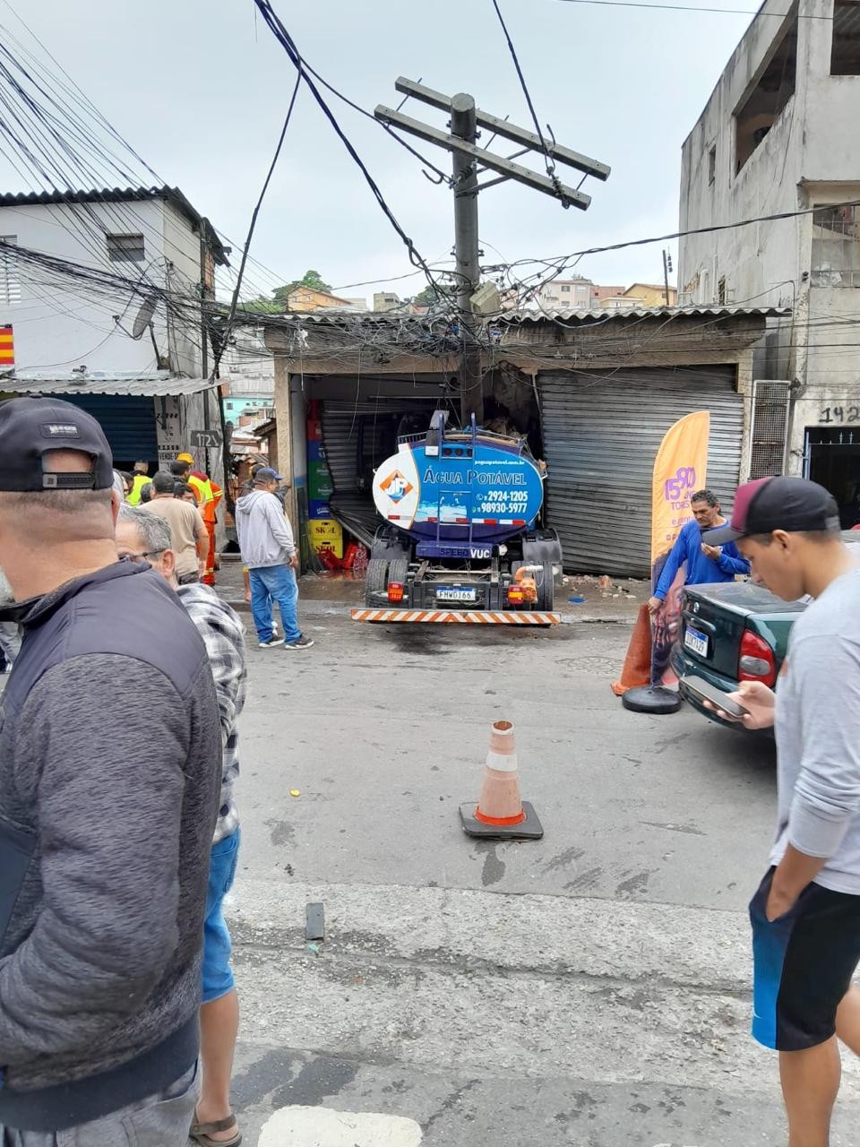 Motorista de caminhão-pipa perde controle de veículo e invade adega na Zona Norte de SP