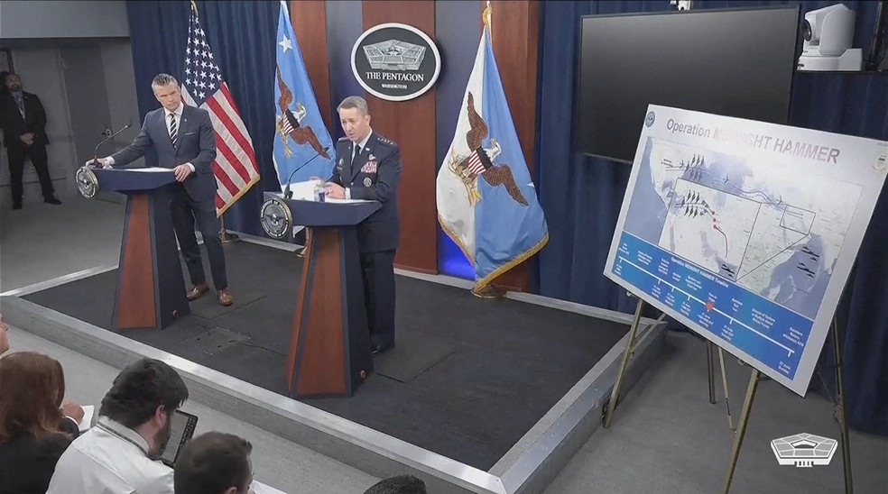 O secretário de Defesa dos Estados Unidos, Pete Hegseth, e o general Dan Caine falam em coletiva de imprensa no Pentágono, em Washington, no dia 22 de junho de 2025 sobre o ataque ao Irã — Foto: Departamento de Defesa dos EUA/Reuters