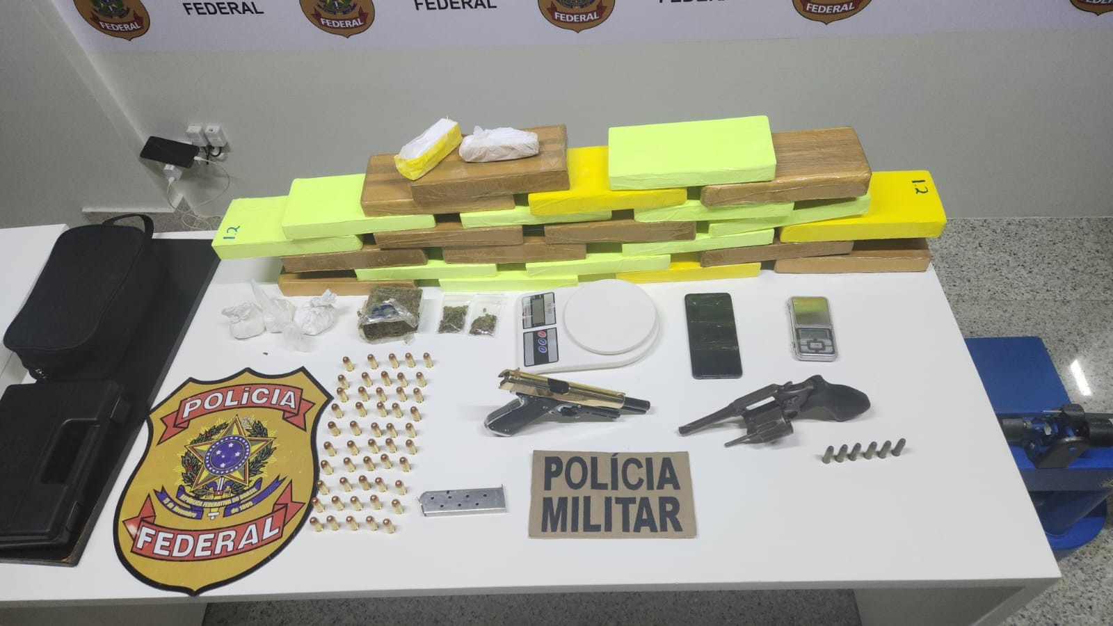 Ponto de armazenamento de drogas é localizado em Barreiras e 27 kg de cocaína são apreendidos
