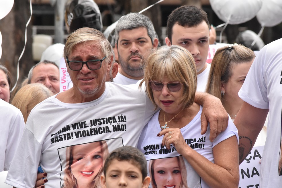 Pais da dentista Bruna Angleri durante manifestação em Araras — Foto: Ana Marin/g1