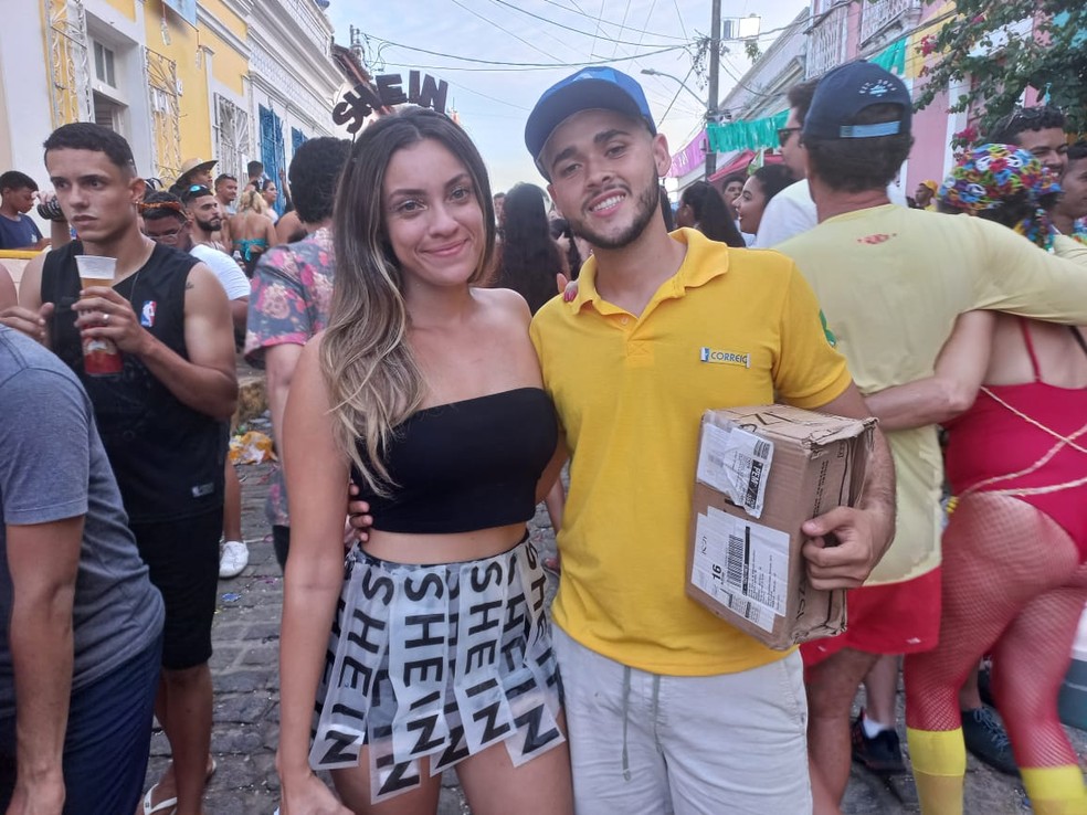Os estudantes Iasmin Gusmão e Plácido Nilo se vestiram de "Shein" e Correios para o carnaval de Olinda — Foto: Rafael Souza/g1